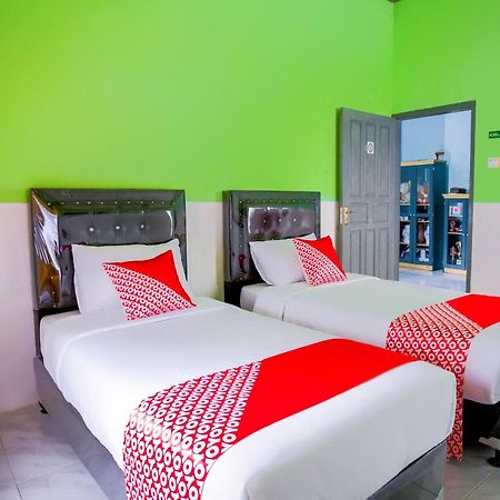 โอโย 2903 ปุตรี เรสซิเดนซ์ ชาเรียะฮ์ Hotel บูกิตติงกี ภายนอก รูปภาพ