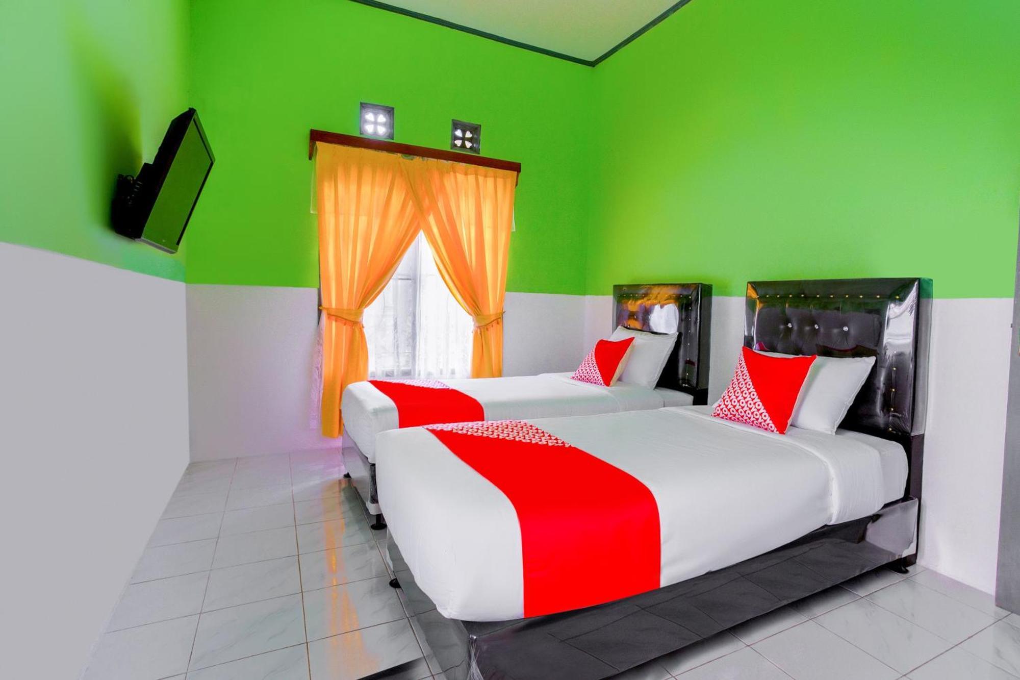 โอโย 2903 ปุตรี เรสซิเดนซ์ ชาเรียะฮ์ Hotel บูกิตติงกี ภายนอก รูปภาพ